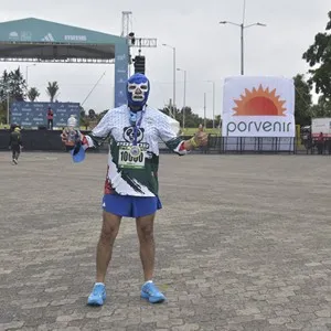 Participantes celebran al terminar los 10K de la competencia.