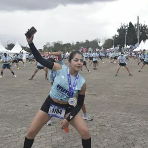 Corredora cruza la línea de llegada de la Media Maratón de Bogotá.