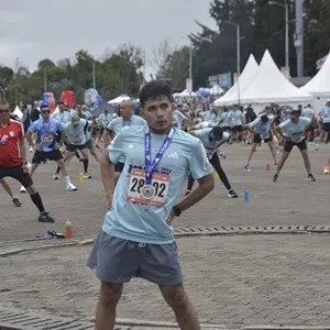 Atletas celebran el final de la jornada atlética en Bogotá.