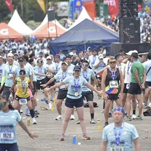 Corredoras llegan juntas a la meta de la carrera.