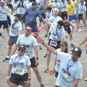 Corredores muestran alegría después de completar la Media Maratón.