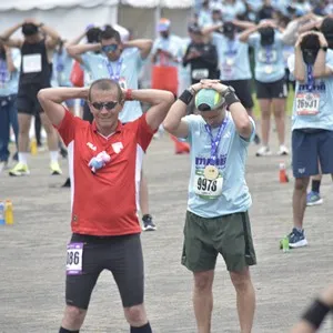 Runners celebran su logro al terminar la carrera.