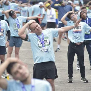 Grupo de atletas celebra en la zona de llegada de Bogotá.