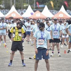 Corredores disfrutan el momento posterior a la carrera.