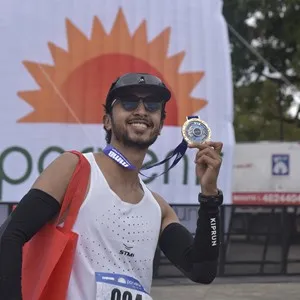 Participantes muestran su alegría tras completar los 21K.