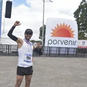 Atletas celebran después de terminar los 10K en Bogotá.