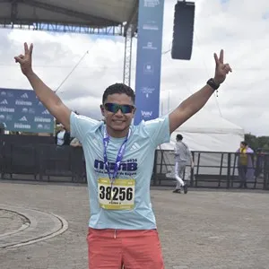 Corredor celebra su llegada a la meta de la Media Maratón.