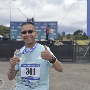 Grupo de runners disfruta la celebración después de la competencia.