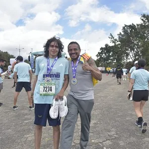 Participantes celebran el logro de completar el recorrido.