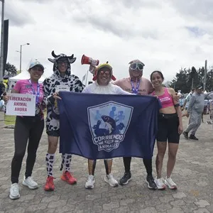 Runners comparten la alegría de terminar la Media Maratón de Bogotá.