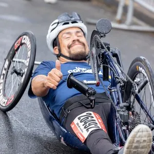 Grupo de corredores disfruta el final de la carrera.