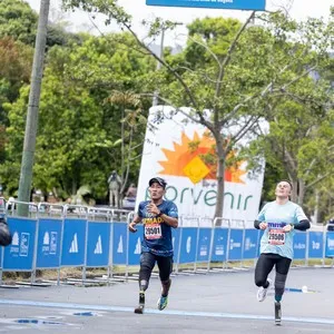 Atletas celebran el cumplimiento de su objetivo deportivo.