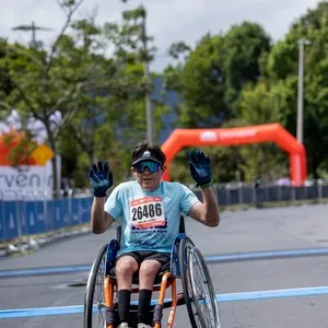 Corredores participan en una jornada deportiva por Bogotá.