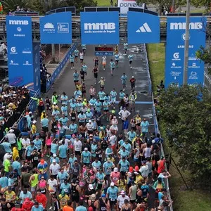 Corredoras recorren Bogotá durante una jornada atlética.
