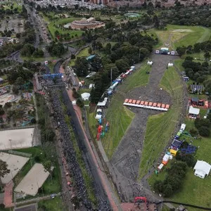 Runners participan en una de las principales carreras de Bogotá.