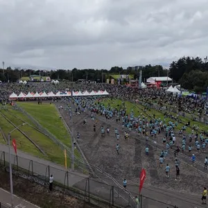 Grupo de atletas disfruta el ambiente de la carrera en Bogotá.