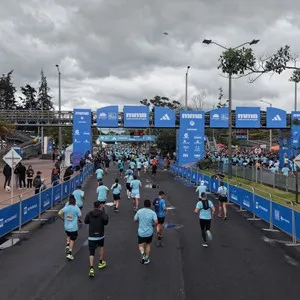Corredores comparten el recorrido durante la jornada deportiva.