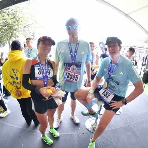 Grupo de corredores disfruta la carrera por las calles de la capital.