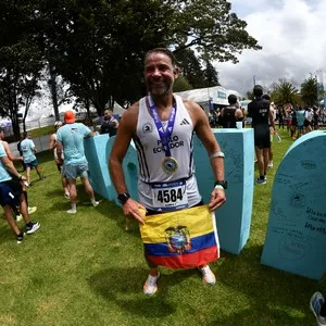 Runners recorren Bogotá durante una jornada de deporte y running.