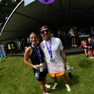 Atletas participan en la celebración deportiva de la ciudad.