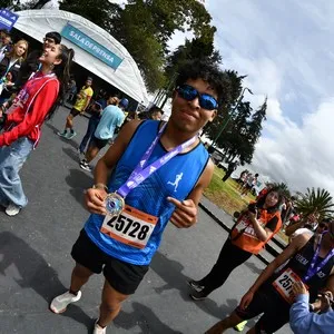 Corredores disfrutan el ambiente de la Media Maratón de Bogotá.
