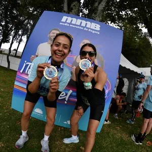 Grupo de atletas participa en la fiesta deportiva de Bogotá.