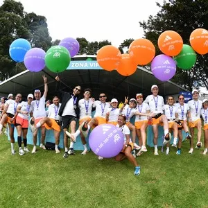 Participantes celebran el running durante la Media Maratón de Bogotá.