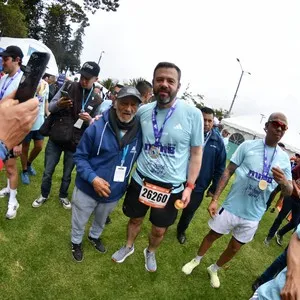 Corredores recorren Bogotá durante la Media Maratón de Bogotá.