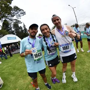 Atletas avanzan por el circuito de la Media Maratón de Bogotá.