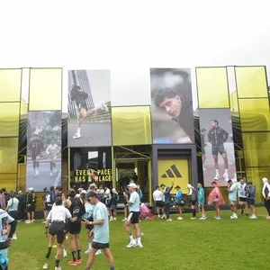 Corredoras recorren el trazado oficial de la carrera en Bogotá.