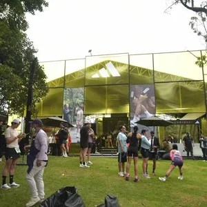 Atletas completan kilómetros de la carrera en Bogotá.