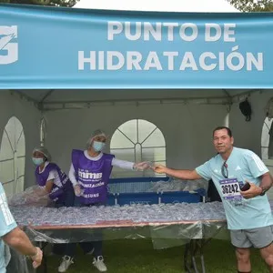 Grupo de atletas participa en el recorrido de la carrera.