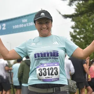 Participantes completan kilómetros durante la Media Maratón de Bogotá.