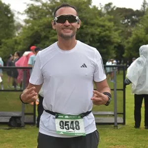 Corredor participa en la Media Maratón de Bogotá durante el recorrido.
