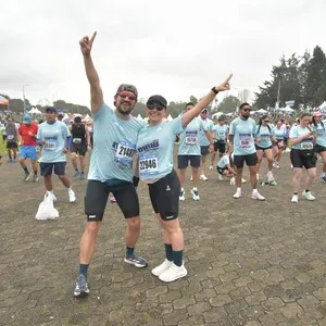 Atleta completa kilómetros del circuito de la Media Maratón.