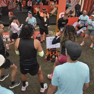Corredora recorre el trazado de la carrera en Bogotá.
