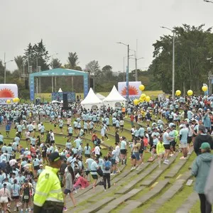 Corredora disfruta la experiencia de correr la Media Maratón.