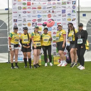 Corredores participan en la carrera urbana de Bogotá.