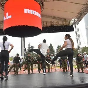 Participantes recorren el circuito de la competencia atlética.