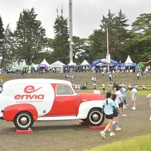 Corredores disfrutan una jornada de running en Bogotá.