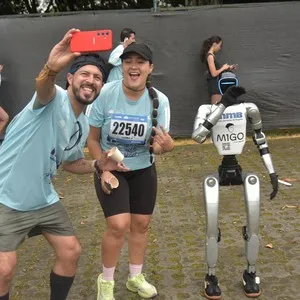 Participantes avanzan por el circuito urbano de la carrera.
