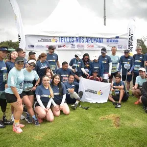Grupo de corredores recorre Bogotá durante la carrera.