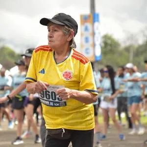 Corredores participan en la jornada atlética de Bogotá.
