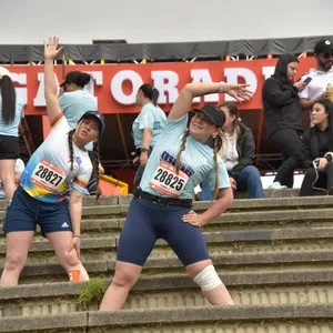 Participantes disfrutan el ambiente de la Media Maratón.