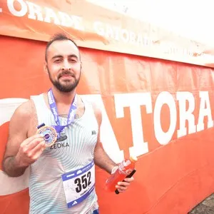 Atletas recorren Bogotá durante la competencia de running.