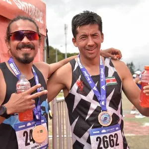 Corredores avanzan durante una jornada deportiva en Bogotá.
