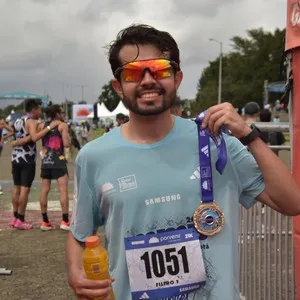 Corredoras recorren el circuito de la competencia atlética.