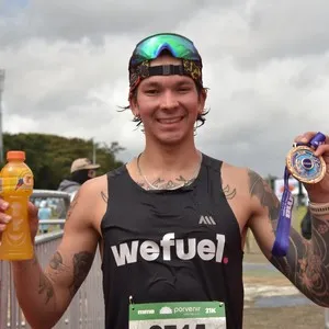 Grupo de atletas participa en la carrera urbana de Bogotá.
