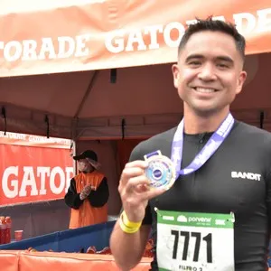 Corredores avanzan durante los kilómetros de la Media Maratón.