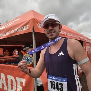 Corredoras avanzan durante la carrera por Bogotá.